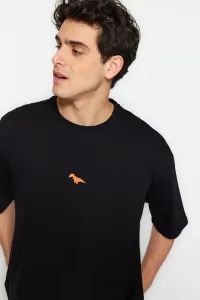 Trendyol Black pánske oversize/wide cut crew výstrih s krátkym rukávom dinosaurie výšivky 100% bavlnené tričko