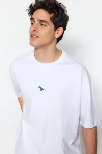 Trendyol White pánske oversize/wide cut crew krk krátky rukáv dinosaurie výšivky 100% bavlnené tričko