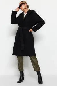 Trendyol čierny oversized široký strih štandardnej veľkosti kapucňa, pásový dlhý razený kabát