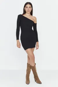 Trendyol Black vypasované asymetrické golierové mini rebrované flexibilné pletené šaty mimo ramien