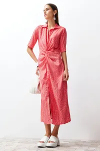 Trendyol Pink zhromaždil detailné tkané šaty