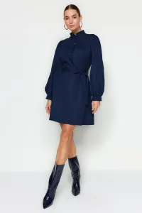 Trendyol Navy Blue tkané šaty s vysokým výstrihom