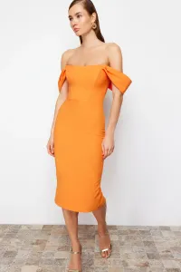 Elegantné večerné šaty s oranžovým prispôsobeným tkaným korzetom od značky Trendyol