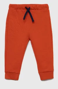 Detské bavlnené tepláky United Colors of Benetton červená farba, jednofarebné #7880062